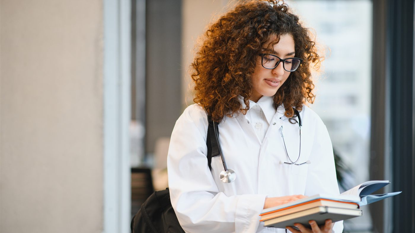 Estudante do INNAP com materiais de estudo